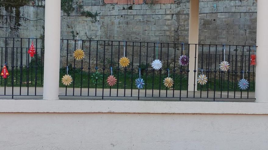 Adornos navideños fruto del trabajo colectivo, en el parque infantil | E. P.