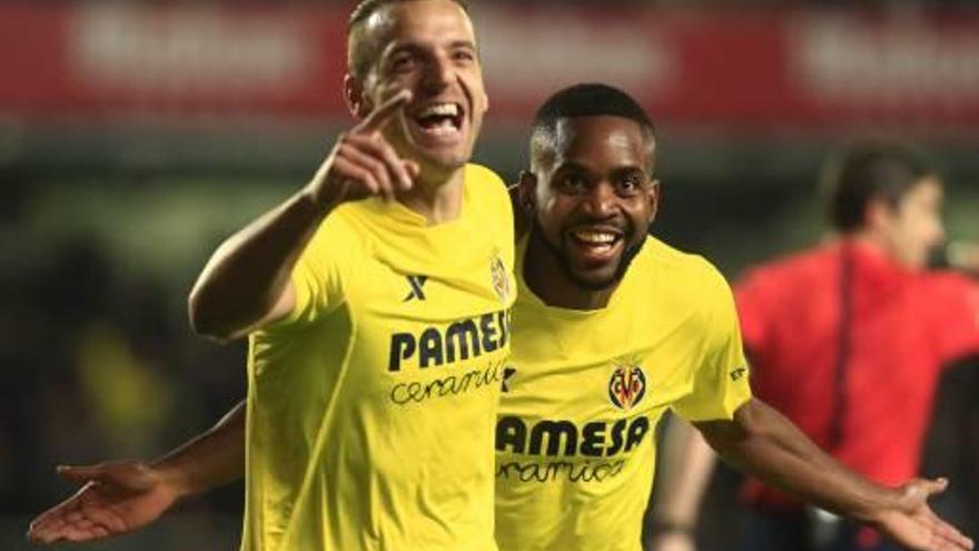 El goleador Roberto Soldado celebra su tanto contra el Madrid junto a su compañero en la delantera del Villarreal Bakambu.