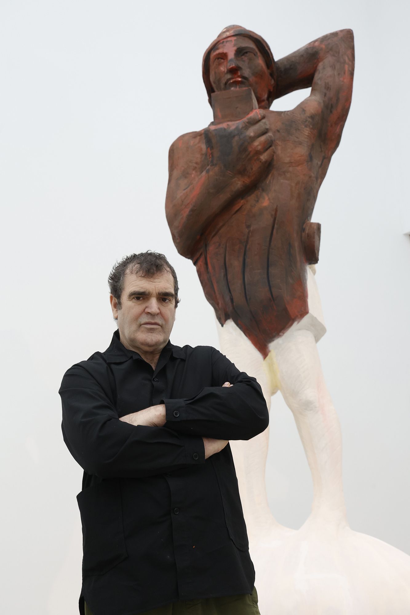 Francisco Leiro ante una de las piezas que expone en el MARCO.