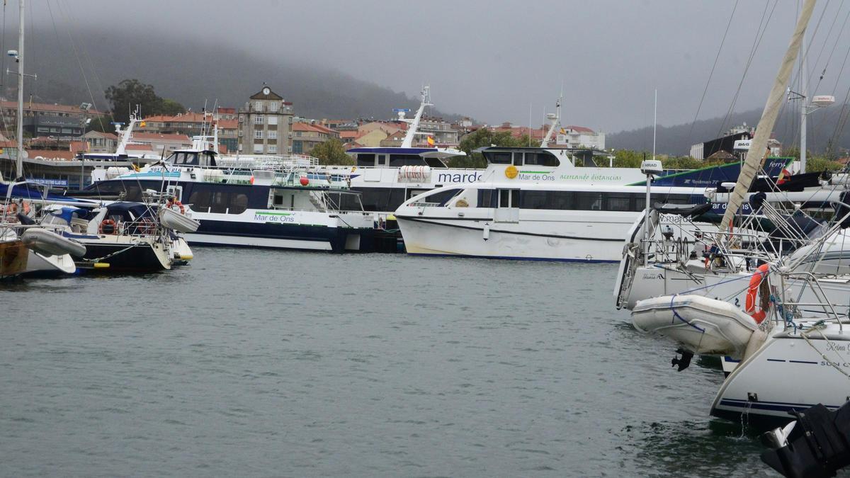 Flota de barcos del transporte de ría amarrada en Cangas.