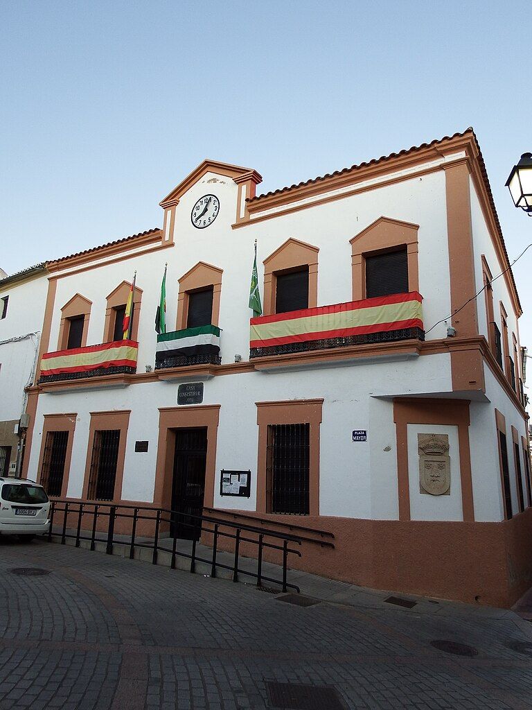 Casa consistorial en Aliseda.