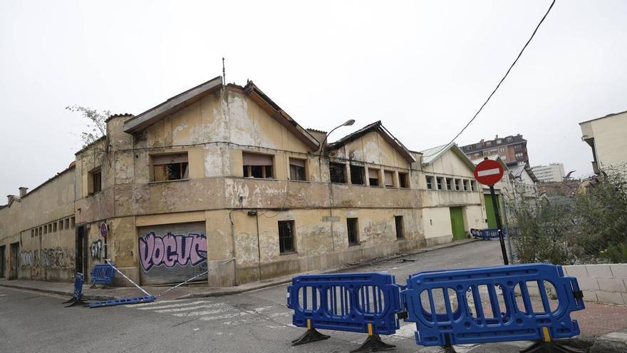 Un informe recomienta la retirada inminente del amianto de las naves abandonadas de Almacenes Industriales (Oviedo)