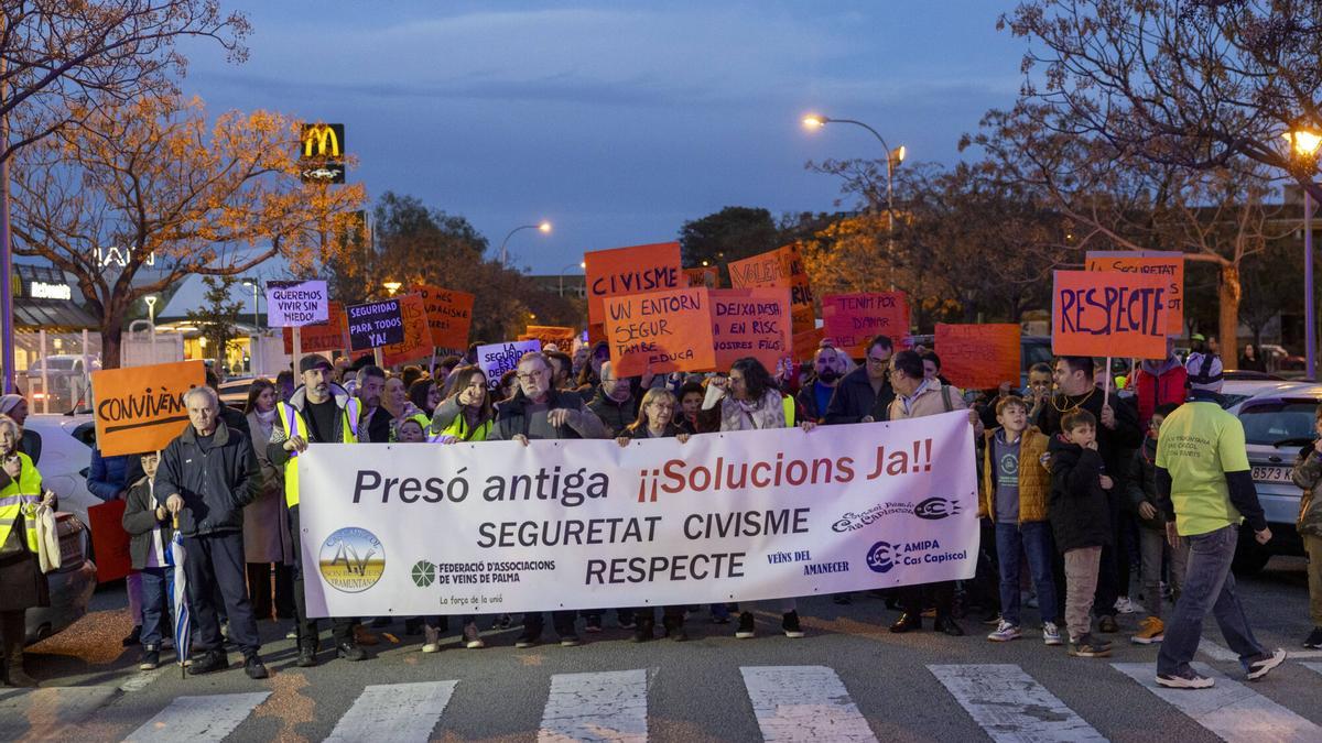 Así ha sido la manifestación de vecinos de Cas Capiscol para protestar por la inseguridad de la antigua cárcel de Palma