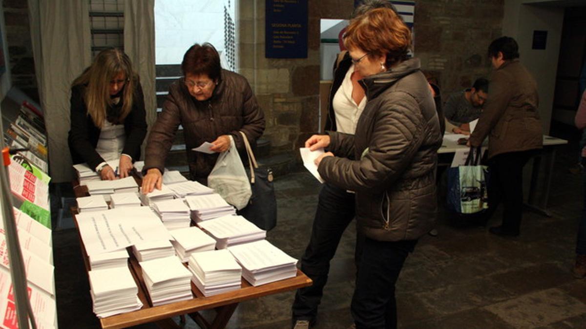 Unas mujeres cogen las papeletas para votar si el Moianès se convierte en comarca