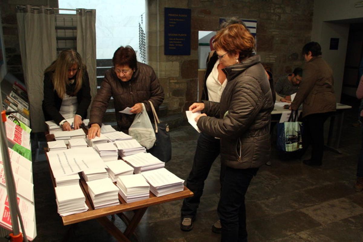 Unes dones agafen les paperetes per votar si el Moianès es converteix en comarca.