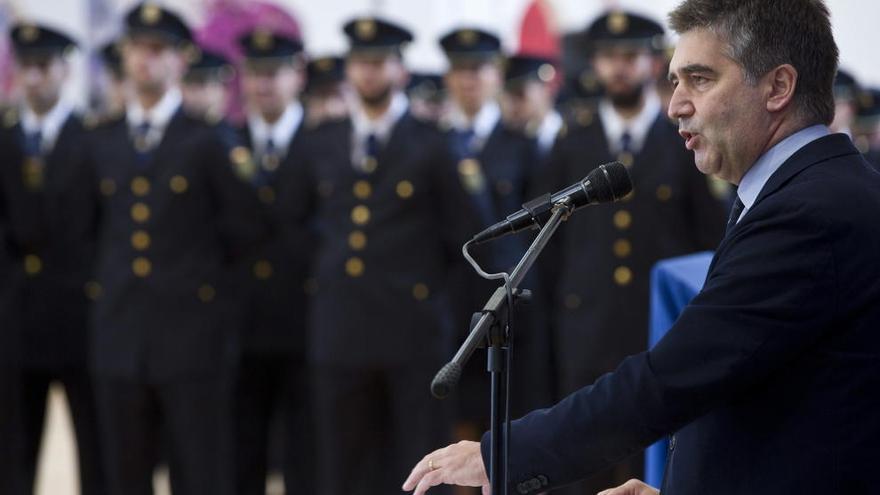 El director General de la Policía, Ignacio Cosidó (d), durante su intervención en el acto de conmemoración del 80 aniversario de la presencia de la Policía Nacional en la localidad malagueña de Estepona.