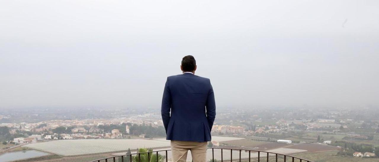 José Ángel Antelo, mirando la ciudad de Murcia desde el Santuario de la Fuensanta.