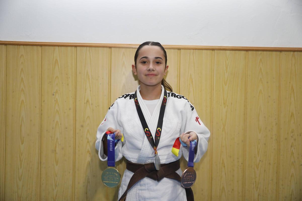 Jimena Álvarez posa con varias medallas