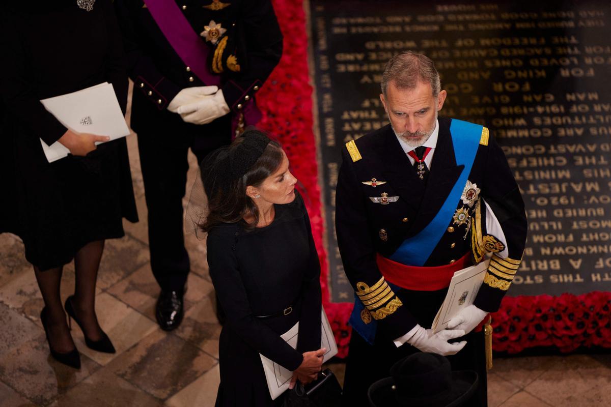 El rey Felipe VI de España y la reina Letizia de España salen de la Abadía de Westminster en Londres