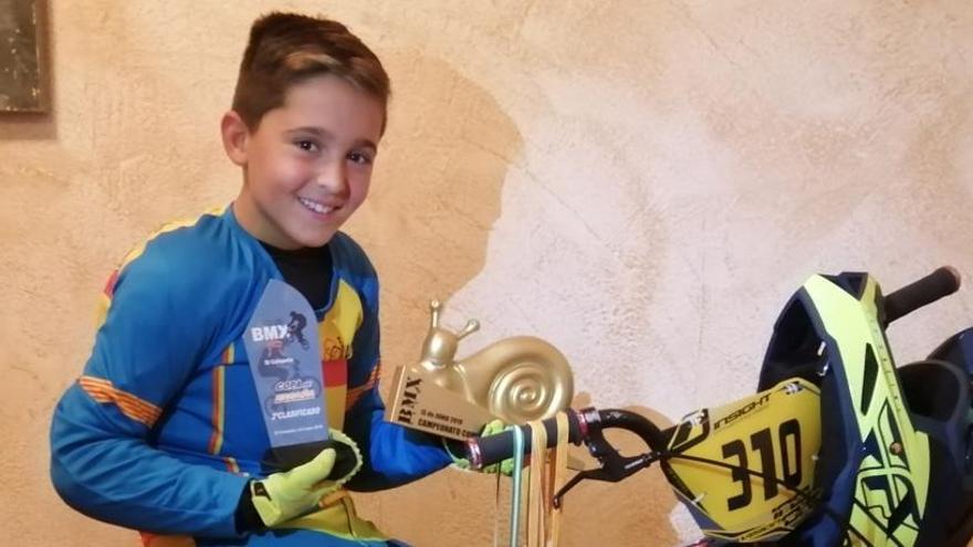 Hugo Rodríguez, con su trofeo de campeón autonómico