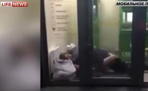 Un informatiu rus mostra l’escena als teleespectadors.