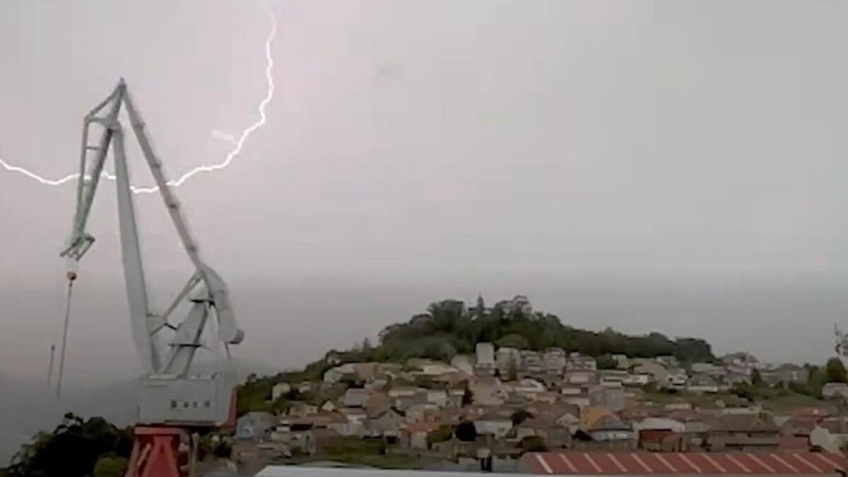 Imagen que capta uno de los rayos que cayó este martes en la ciudad de Vigo