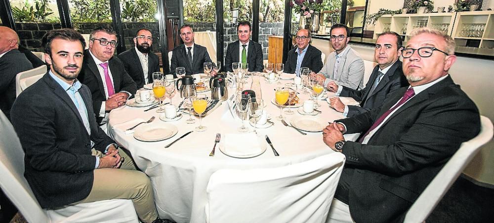 El socio de Torres Asociados, Arturo Albaladejo; el secretario general de la Asociación del Terciario Avanzado, Esteban Roig; el socio director de M&D Management, Héctor Doménech; el director de Innor, Vicente Monzó; el director provincial del Grupo EULEN, Ginés Núñez; el socio director de Prionomy, Pepe Crespo; el gerente adjunto de Proyecto Solar, Pablo Rubio; el director de Andbank en Alicante, César Martínez; y el gerente de Legis Consultores, Francisco Navarro. Todos ellos pertenecientes a la Asociación del Terciario Avanzado.