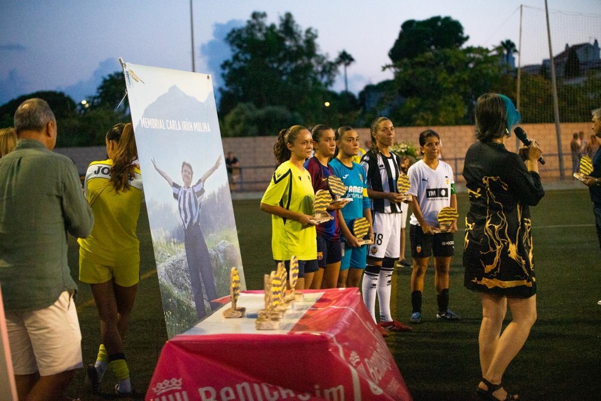 Jugadoras de los distintos clubes, durante el acto de entrega de premios celebrado al término del torneo.