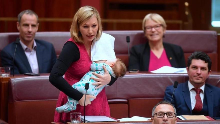 Una senadora australiana amamanta a su bebé mientras interviene en la Cámara