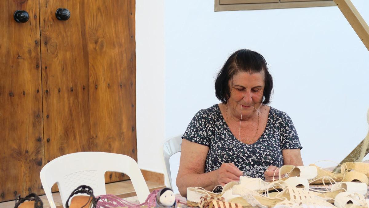Tejedora con sus 'spardenyes'.