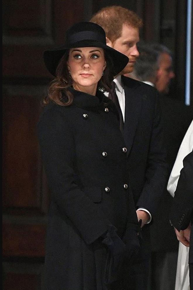Kate Middleton, con abrigo negro de Carolina Herrera y muy embarazada, en 2018