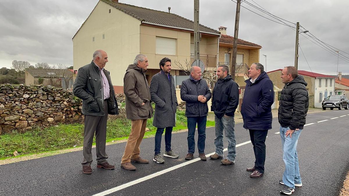 Miembros de la Diputación de Zamora con Alcaldes de los pueblos en los que se mejorarán las vías.