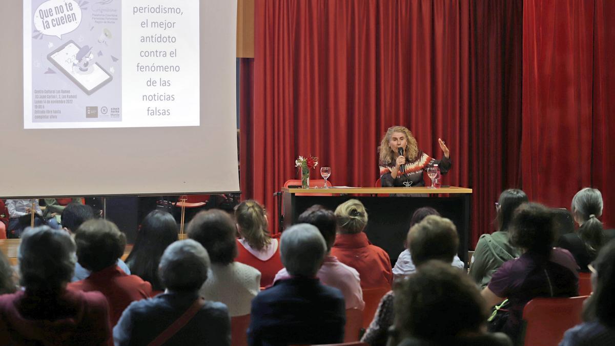 Lola García, durante su conferencia sobre &#039;fake news&#039; en Los Ramos