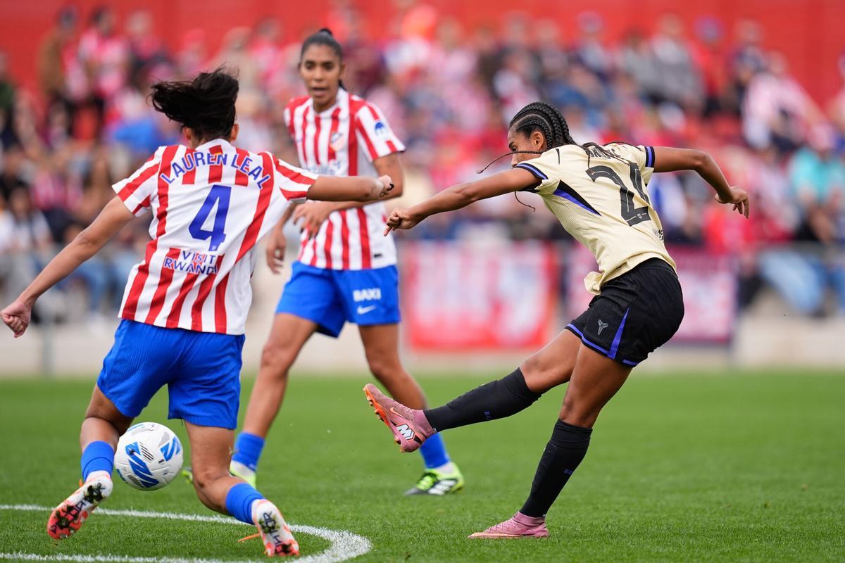 Esmee Brugts dispara al marco de Lola Gallardo en el primer tiempo.