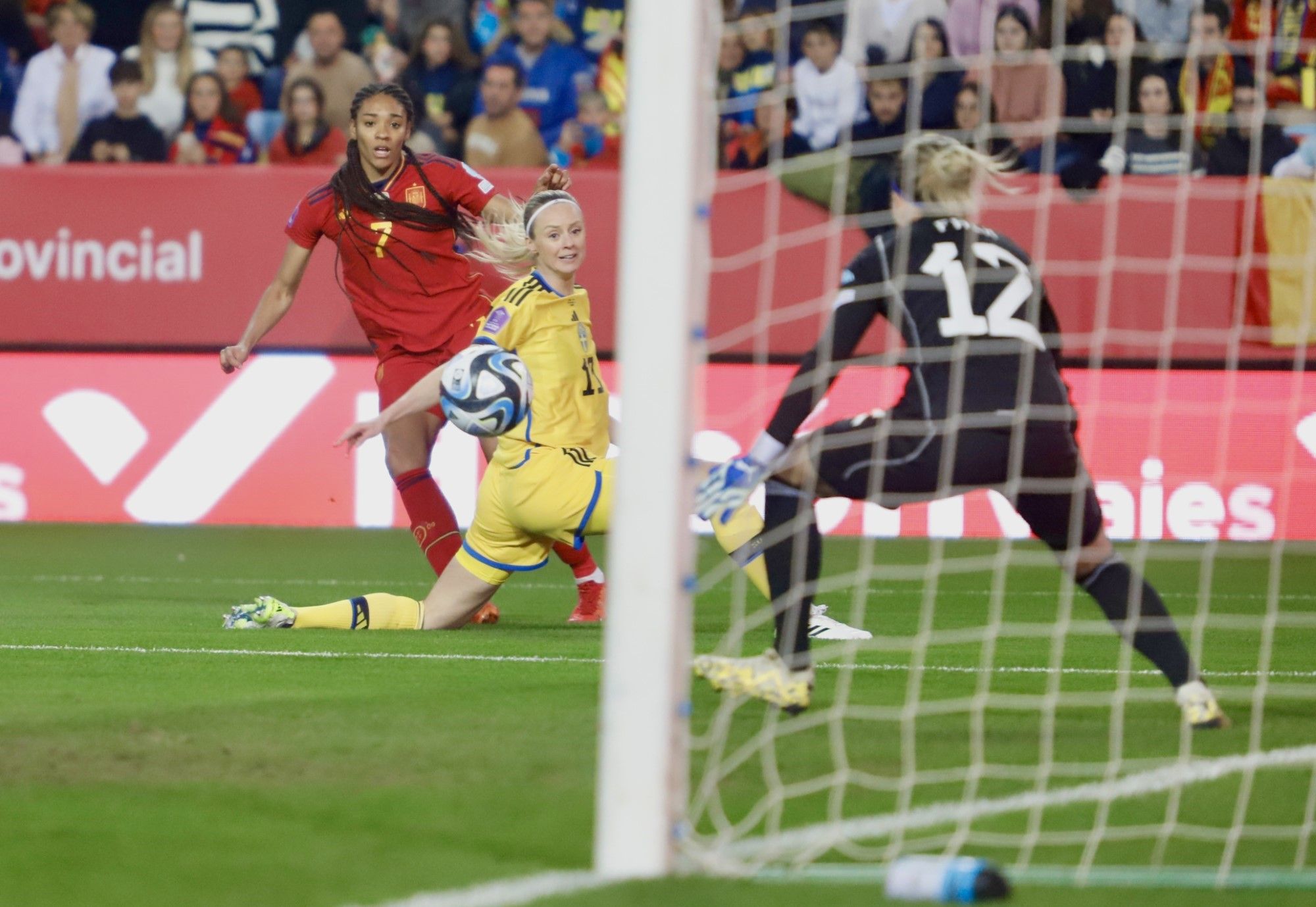 La victoria de la selección femenina de fútbol ante Suecia en La Rosaleda, en imágenes