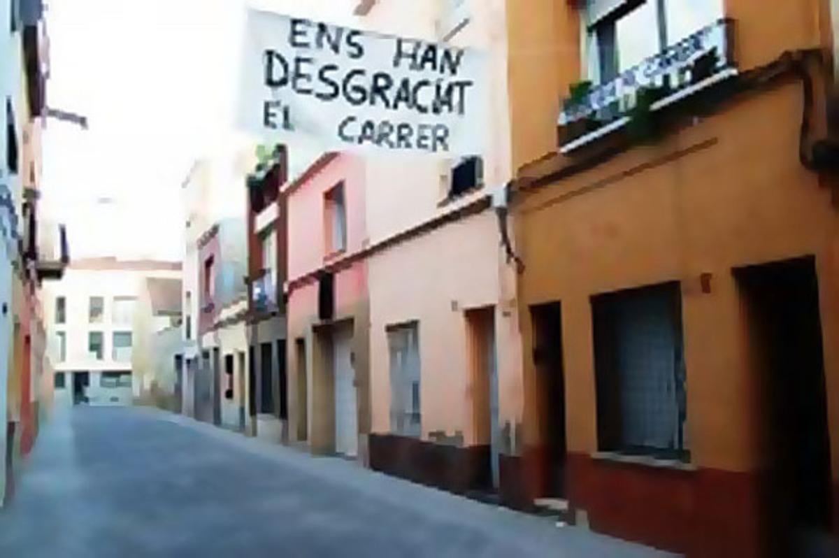 Protesta per unes obres mal fetes. Els veïns de l’Antic Poble de Sant Pere, a Terrassa, estan indignats amb la reurbanització dels seus carrers, ja que després d’un any d’obres, el resultat no és del seu grat. I amb raó, ja que el paviment és molt deficient i irregular, amb unes llambordes incòmodes per caminar. Per expressar la seva protesta, van col·locar pancartes, especialment al carrer de Bonaventura Castellet. L’ajuntament no rectificarà per l’elevat cost.