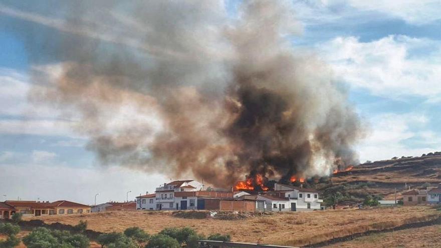 Un incendio forestal cerca de viviendas causa gran alarma en Torrejoncillo