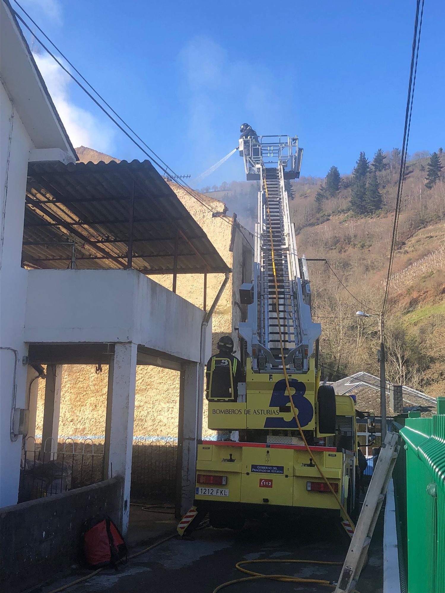 EN IMÁGENES: Muere una mujer y otra resulta herida grave en el incendio de una vivienda en Cangas del Narcea