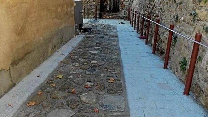 Un tram del camí de la Vall del Paradís amb la nova urbanització