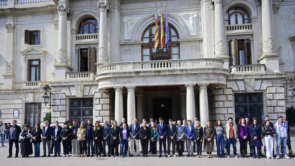 Minuto de silencio por la dana de la corporación municipal en la plaza del Ayuntamiento de València