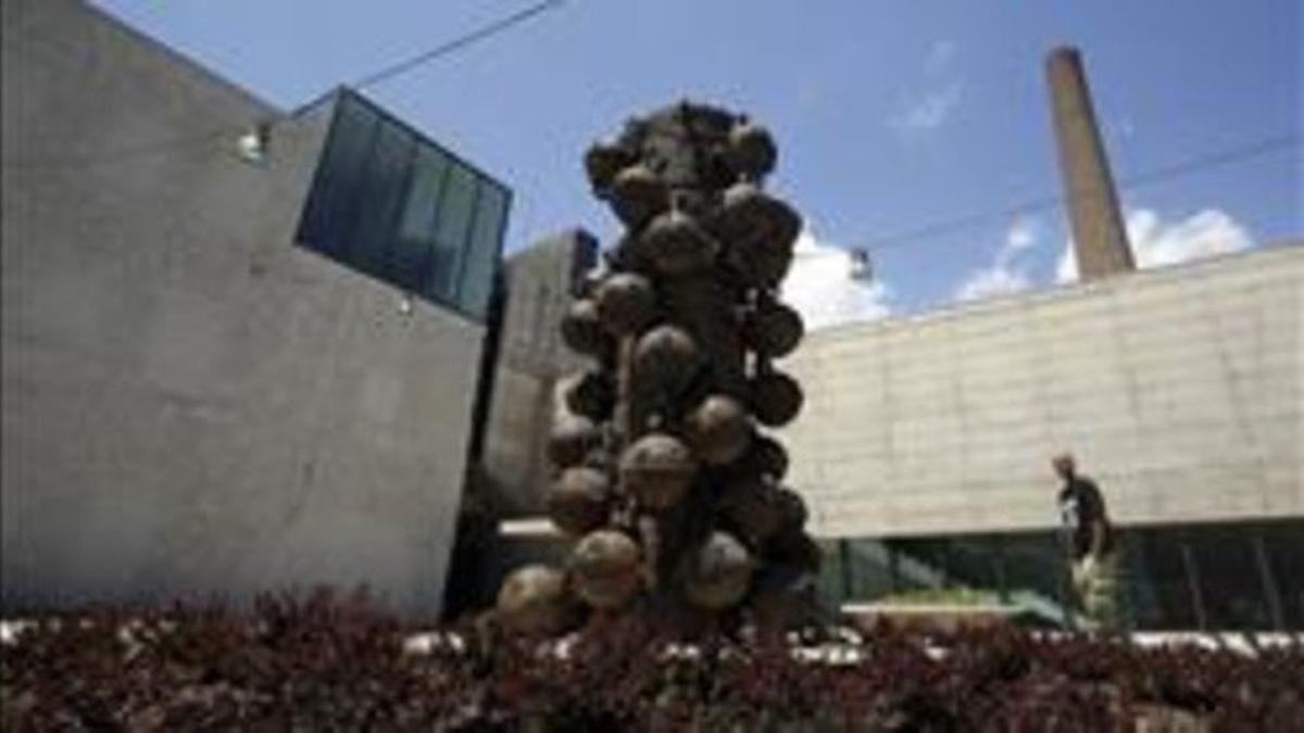 La nueva escultura de Jaume Plensa, en el Poblenou.