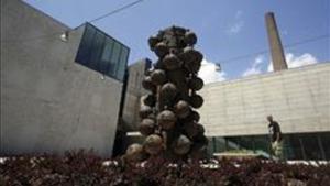 La escultura del artista Jaume Plensa, denominada Dell’Arte y, donada a la ciudad por la Fundació Vila Casas, en la plaza del museo Can Framis.