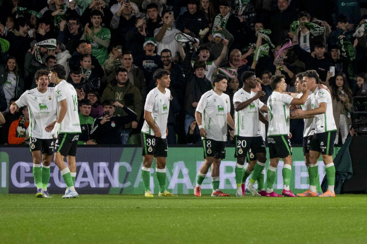 Los jugadores del Racing celebran uno de los goles durante el encuentro copero ante el Villarreal