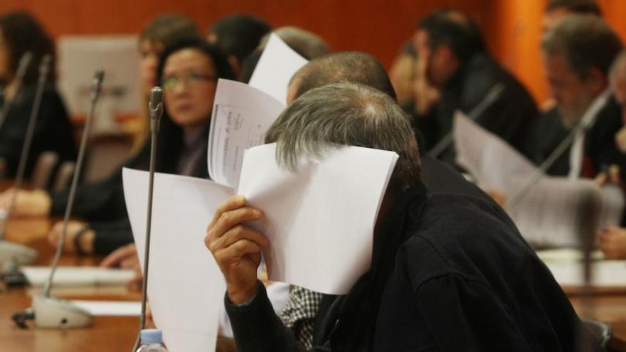 Los agentes se subrieron la cara con un folio para evitar que los medios gráficos fotografiasen su rostro.