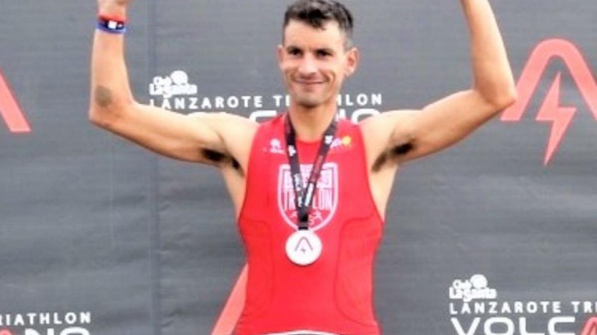 El tinerfeño Raúl Lecuona, en lo más alto del podio del Volcano Triathlon. | | LP/DLP