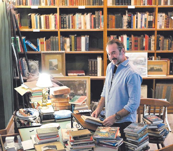 Christopher Neira y Cecilia Sánchez han salvado del cierre la librería anticuaria Fine Books de Palma: Navegar como en Inglaterra