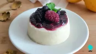Panna cotta de limón con frutos rojos: un postre frío, cremoso y muy fácil de hacer