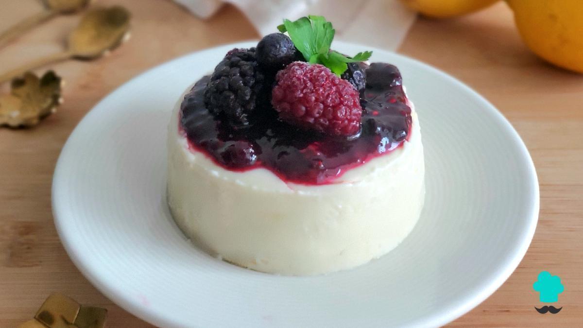 Panna cotta de limón con frutos rojos: un postre frío, cremoso y muy fácil de hacer
