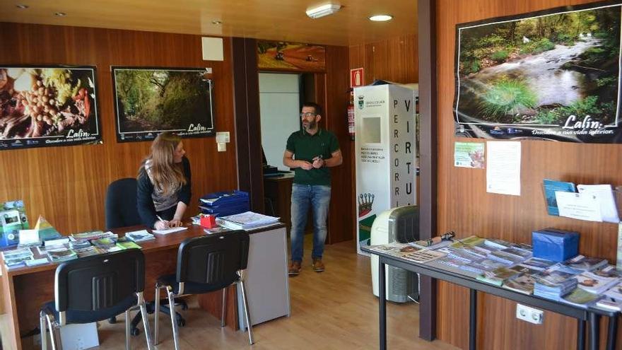 Francisco Vilariño departe con una trabajadora de la oficina turística.