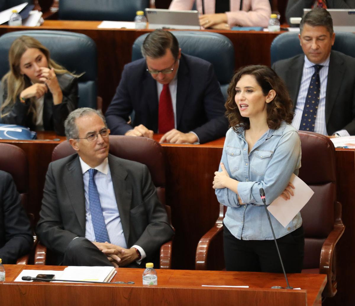 La presidenta de la Comunidad, Isabel Díaz Ayuso, en una sesión plenaria en la Asamblea de Madrid, a 10 de noviembre de 2022, en Madrid (España). Antes del pleno, la Asamblea ha guardado un minuto de silencio por el doble crimen machista de Móstoles el pasado 6 de noviembre. Ayuso ha considerado que la falta de 34 médicos no justifica "una huelga y un boicot" y apunta a que la actual polémica con la Sanidad madrileña no es tal sino que va "de política, de encuestas y va de que quedan pocos meses para las elecciones". 10 NOVIEMBRE 2022;MADRID;PLENO ASAMBLEA DE MADRID;HUELGA;SANIDAD Marta Fernández Jara / Europa Press 10/11/2022. ENRIQUE OSSORIO;ISABEL DIAZ-AYUSO;Marta Fernández;category_code_new