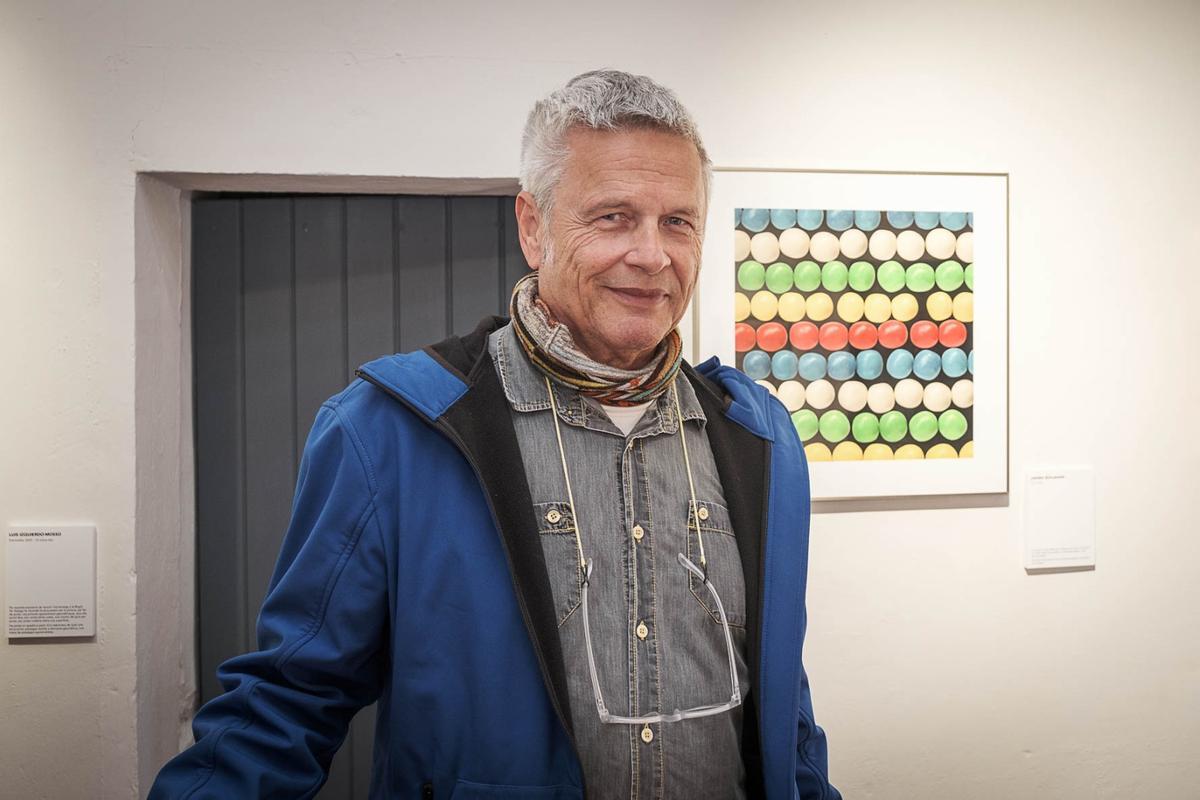 El fotògraf Andres Buhlmann i la peça que ha creat recordant a l'amiga.