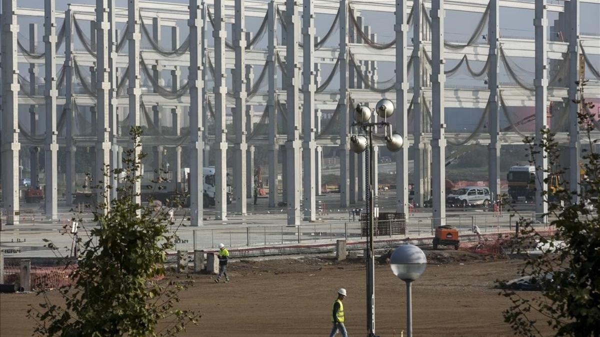 Obras del nuevo centro logístico de Amazon en El Prat de Llobregat, que generará 1.500 empleos.