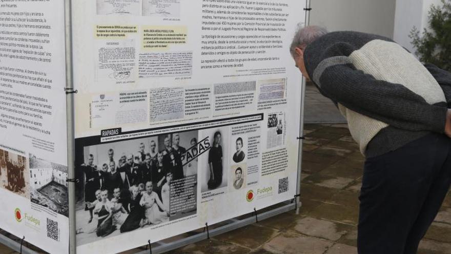 Exposición. Un visitante observa la fotografía expuesta en el Palacio de la Merced, sede de la Diputación. | A.J.GONZÁLEZ