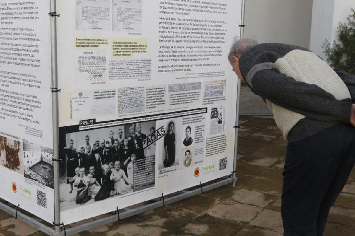 Exposición 8 Un visitante observa la fotografía expuesta en el Palacio de la Merced, sede de la Diputación. | A.J.GONZÁLEZ