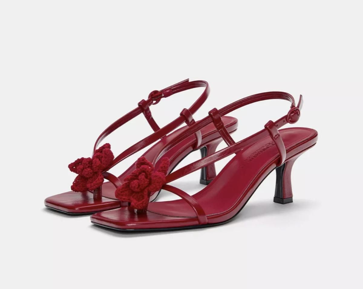 Sandalias granates con crochet de Pull&Bear