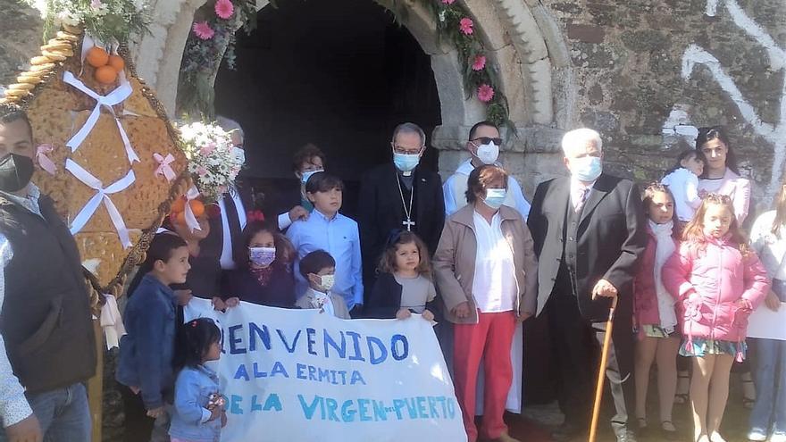 El obispo de Zamora con niños y vecinos a la puerta de la ermita de Losacio