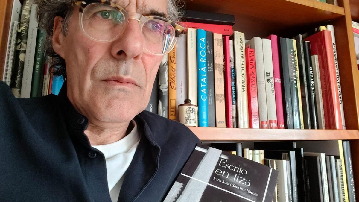 Jesús Ángel Sánchez Moreno, con un ejemplar de 'Escrito en tiza', en su domicilio