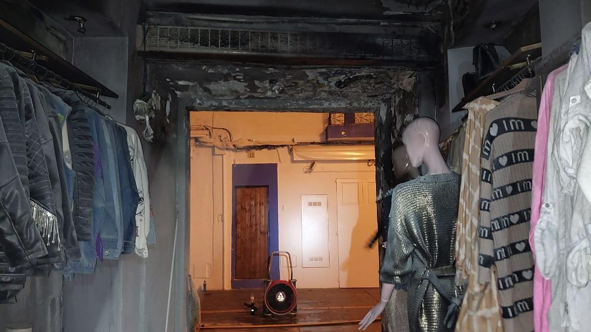 Mira aquí las imágenes del incendio en una tienda de ropa de la Marina