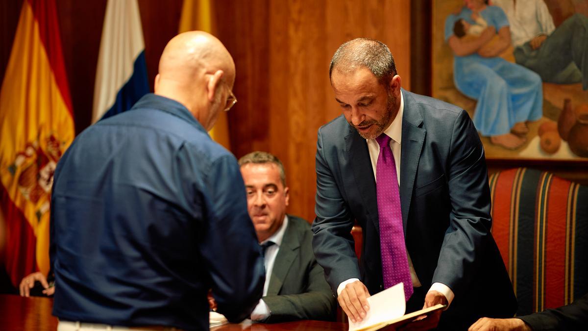 Momento del registro del récord Guinnes en Moya de los 1.057 años de los hermanos Hernández Pérez.