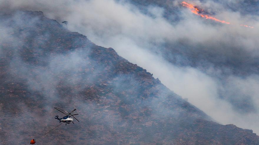 Helicópteros contra incendio intentando apagar el fuego de la Sierra Bermeja.